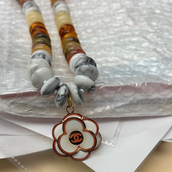 Elegant Multicolor Beaded Necklace with Floral Pendant - NWT - Picture 9 of 15